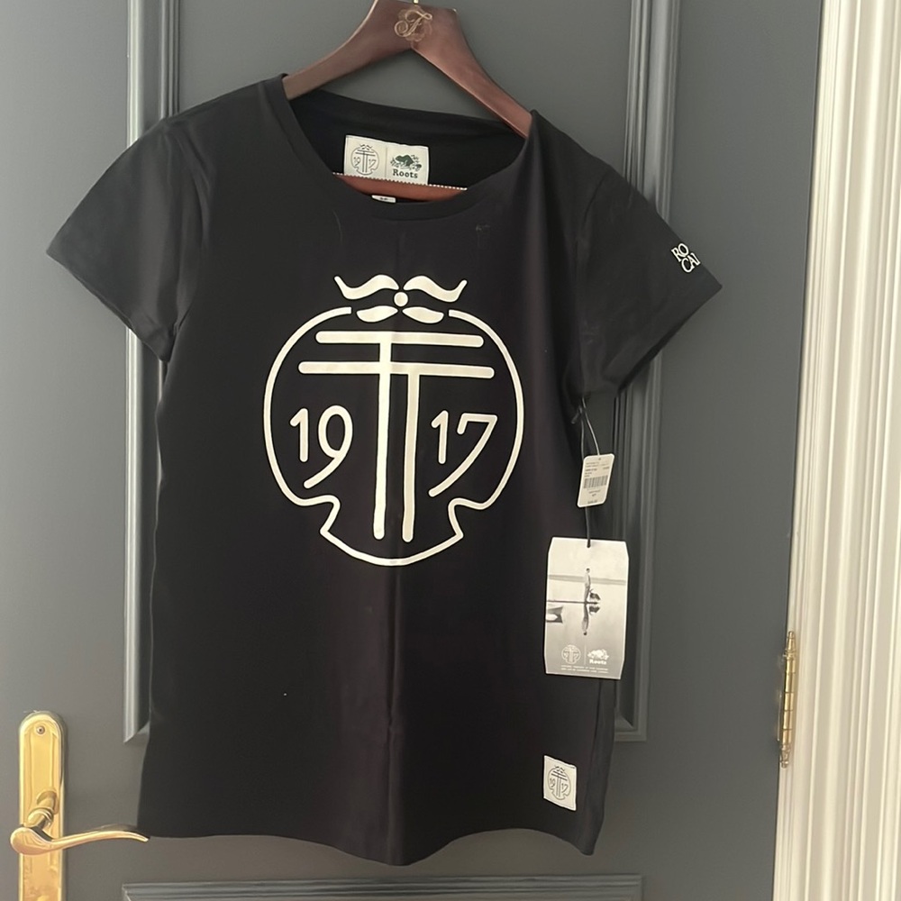 NWT, 1917 Roots Canada 100% cotton black crew neck t-shirt